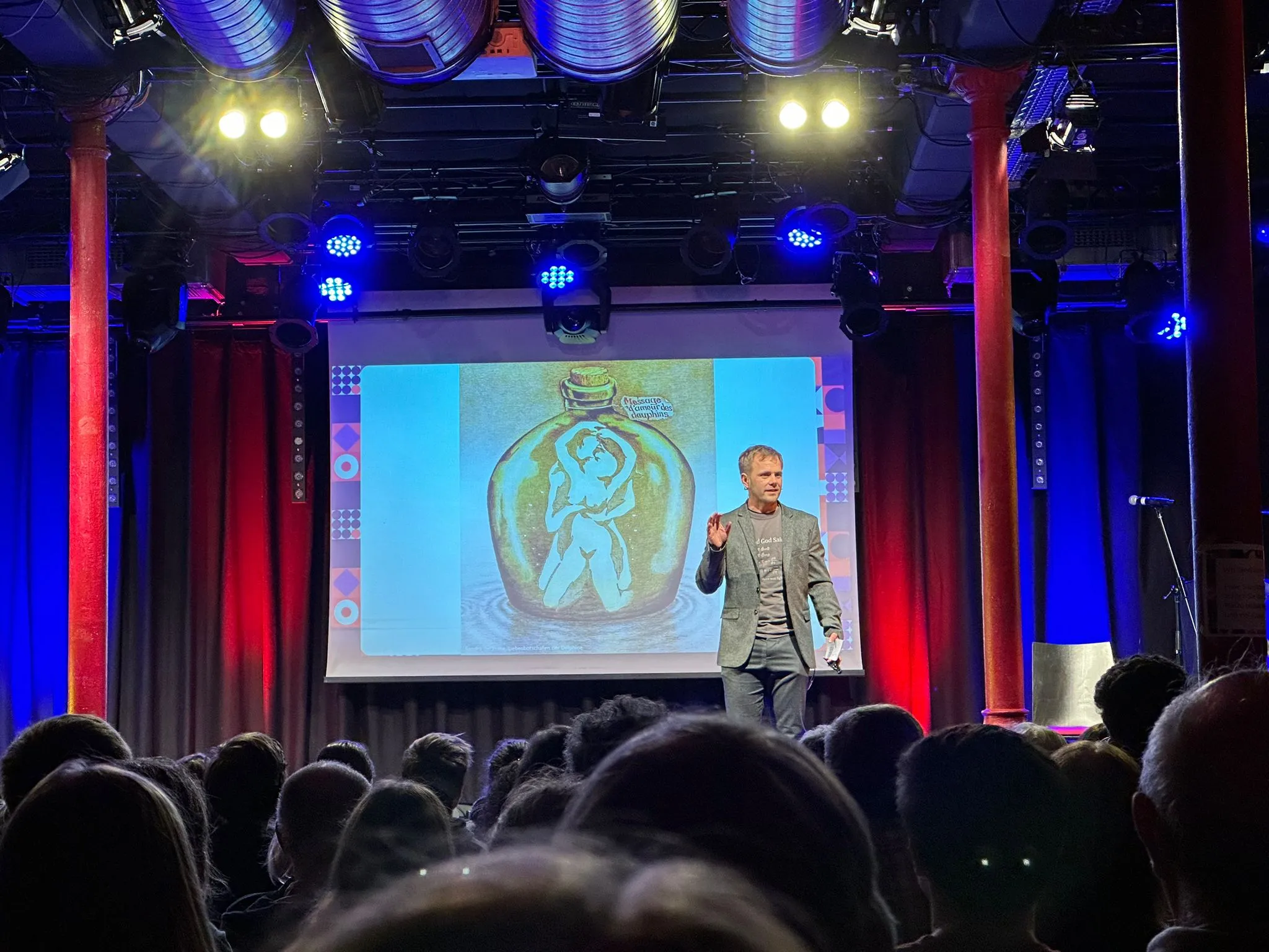 Vortragende beim Science Slam auf der Bühne