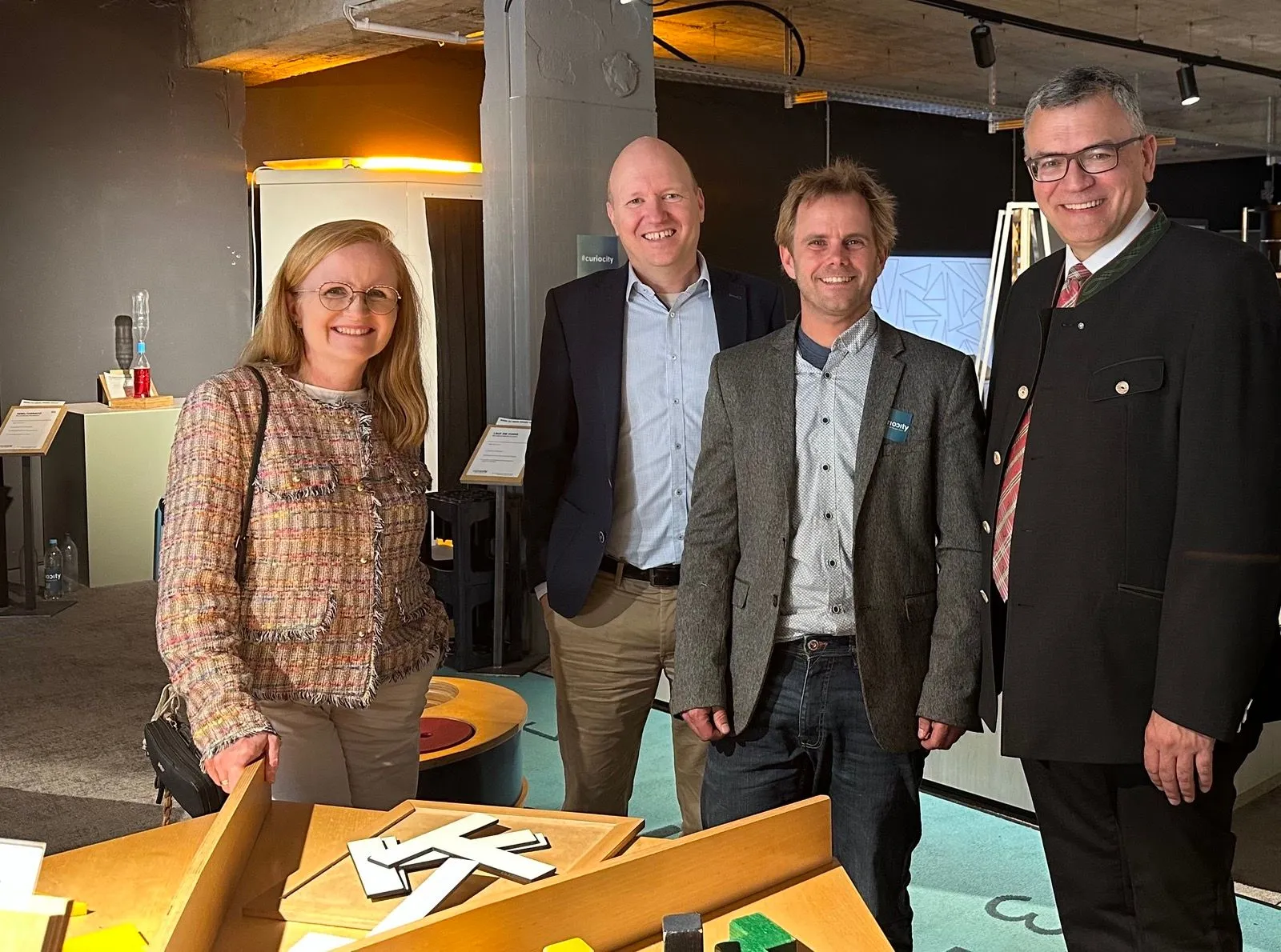 Gruppenbild curiocity Besuch von Staatsminister Florian Herrmann. v.l.: Tanja Knieler, Christoph Moning, Kim Ludwig-Petsch, Florian Herrmann