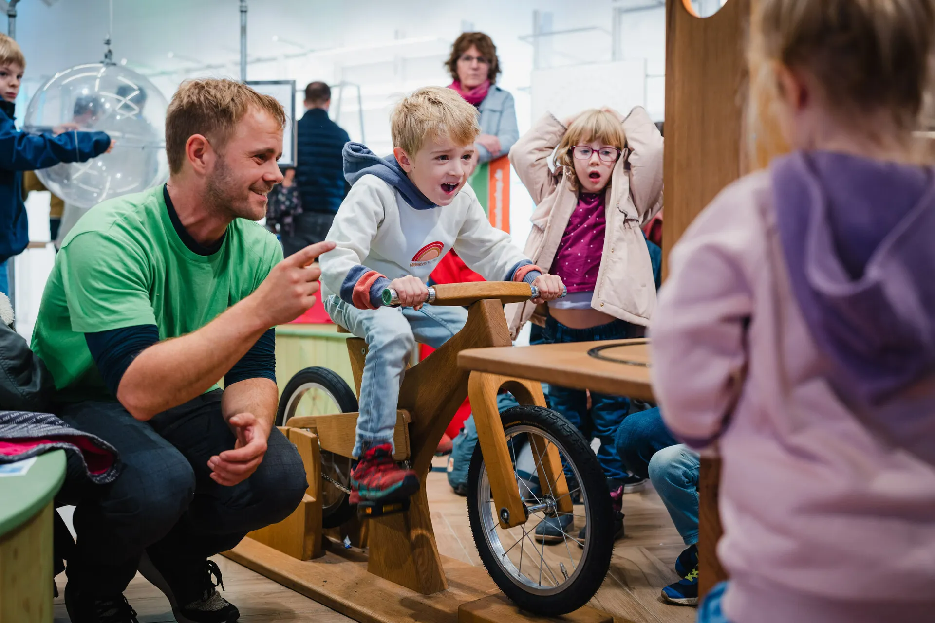 Begeisterter Junge am Energie-Fahrrad im Pop-up Science Center