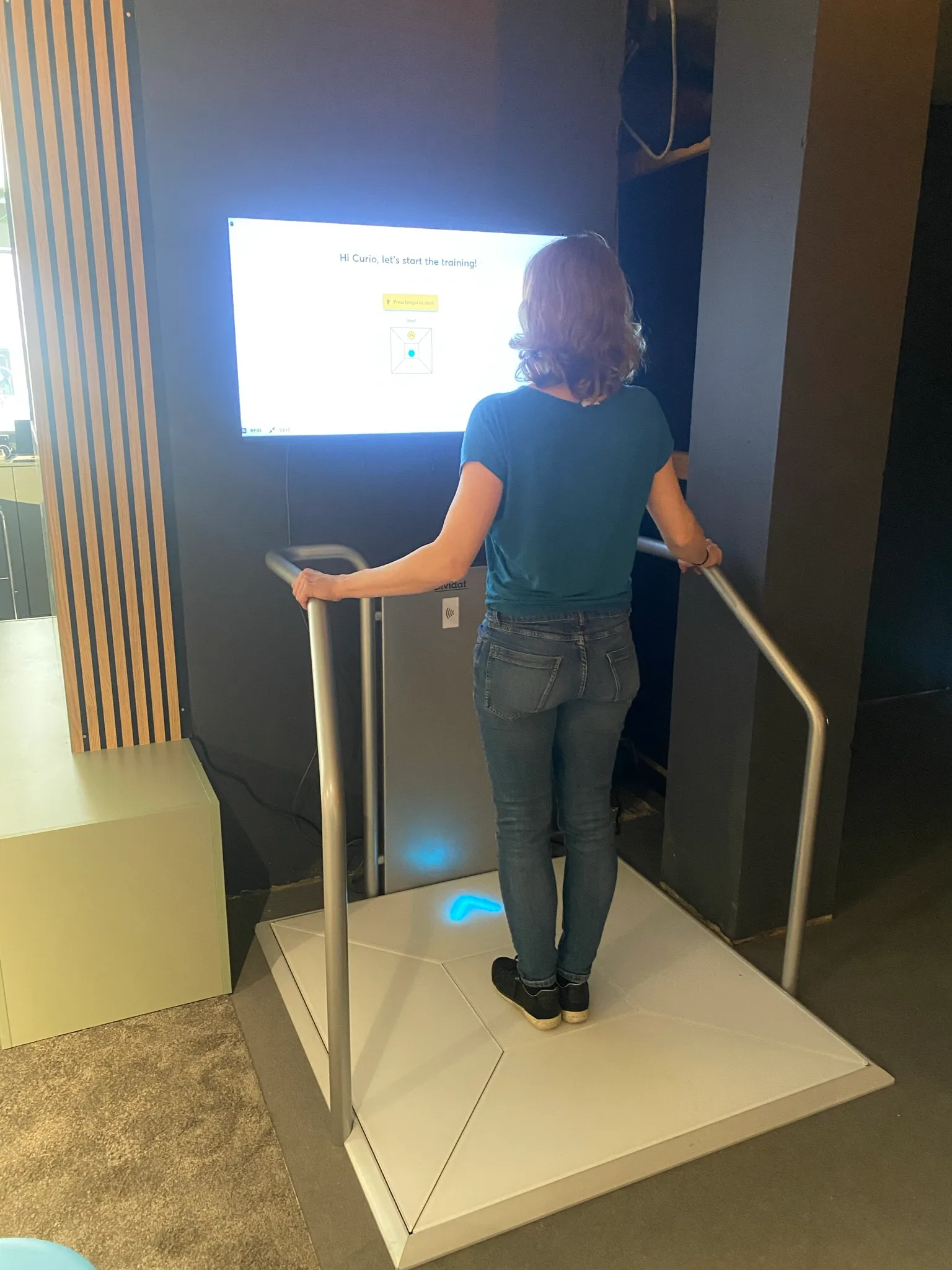 Dividat-Platte, interaktive Balance-Plattform mit Bildschirm im Pop-up Science Center