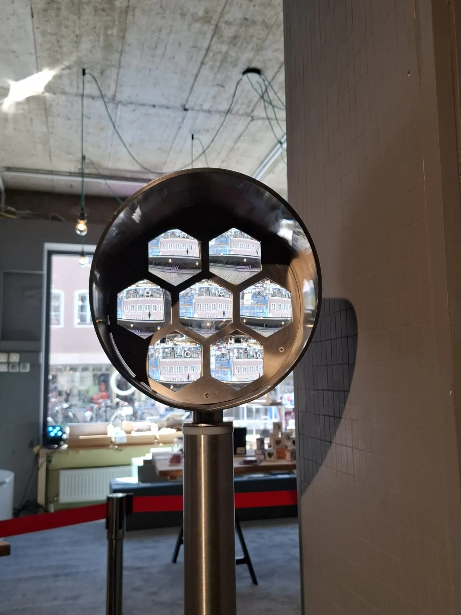 Facettenauge, Exponat mit wabenförmigen Linsen im Pop-up Science Center