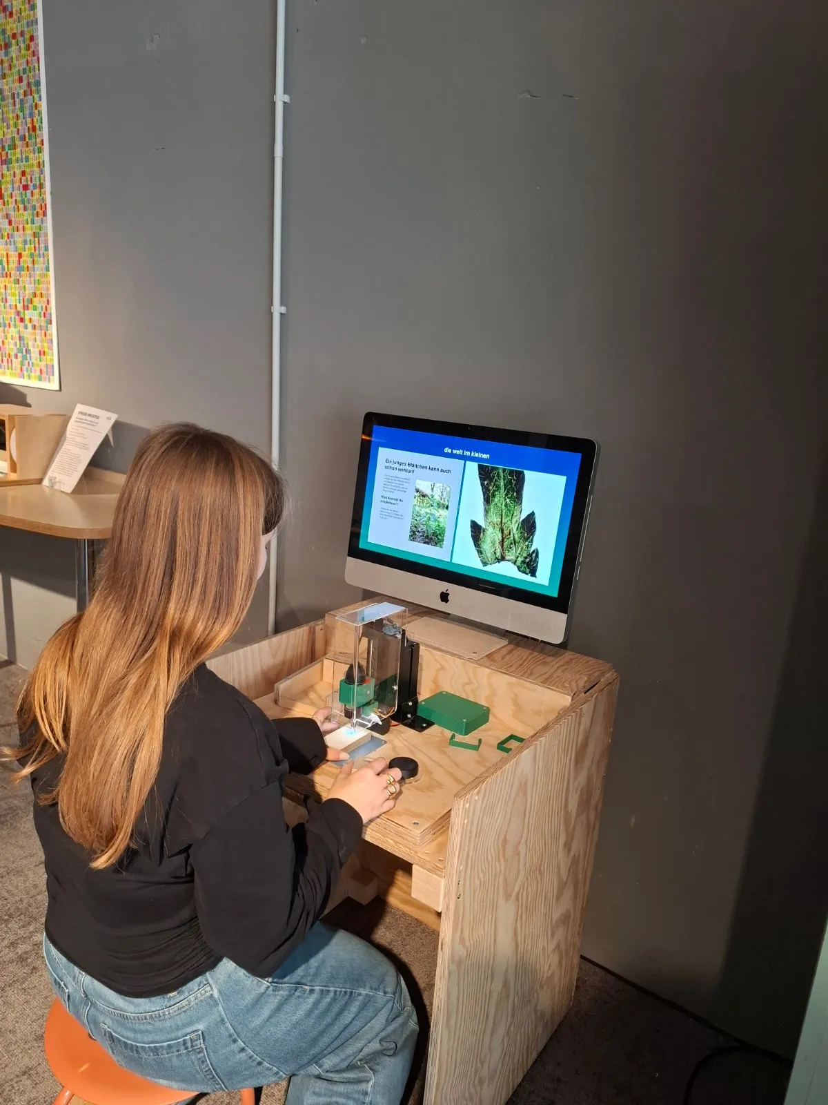 Mikroskop-Tisch, Exponat im Pop-up Science Center