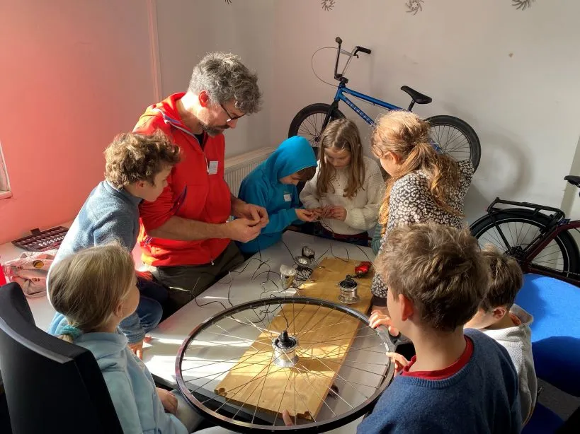 Ein Coach löten mit Kindern an der MINT Garage