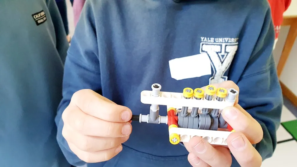 Ein LEGO-Kolbenmotor in Bewegung