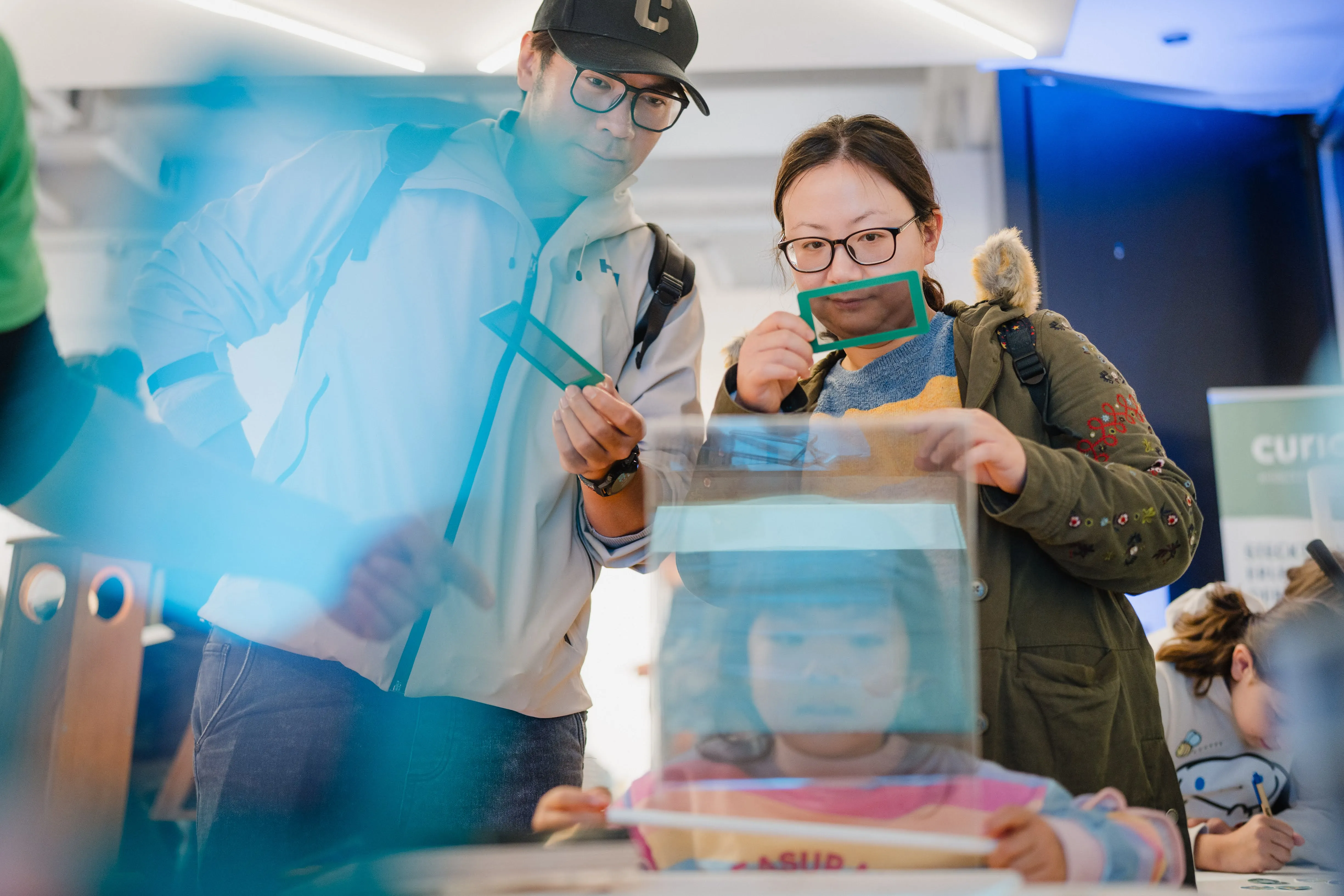Familie probiert eine Mitmach-Station im Science Center Freising aus