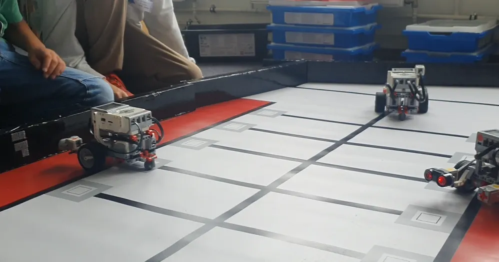 Programmierte LEGO-Roboter auf einem Fahr-Parcours