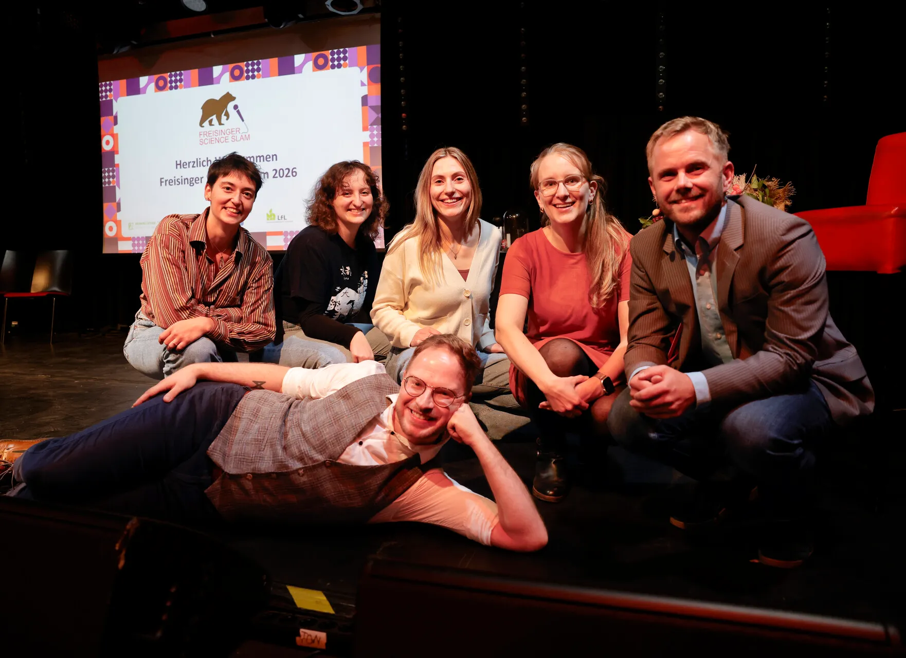 Gruppenfoto der Slammer:innen und des Moderators auf der Bühne beim 3. Freisinger Science Slam 2026