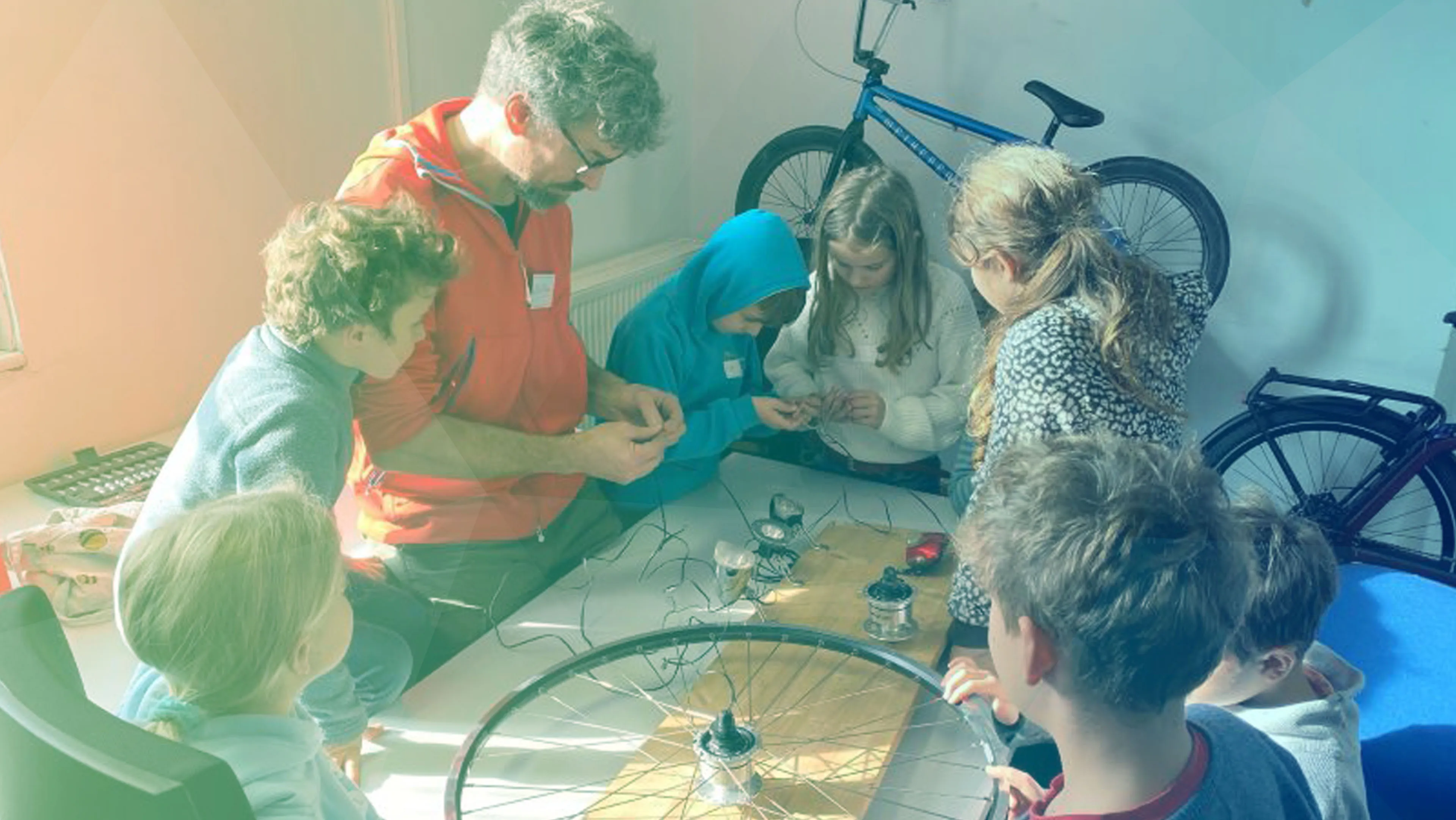 Ehrenamtliche Coaches mit Kindern in der MINT Garage