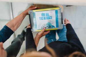 Menschen heben eine Kiste an, als Teil eines Experimentes