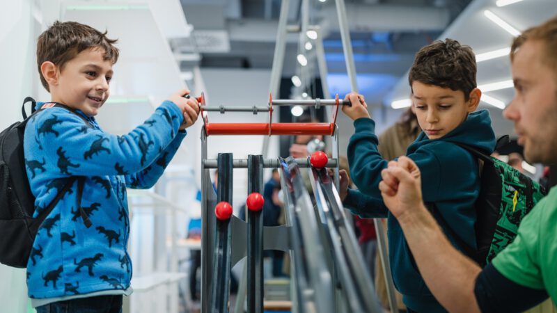 Kim und zwei Jungen : Welche Kugel läuft schneller?