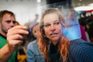 Blick durch eine Polarisations-Folie, um ihren Lichtfilter-Effekt zu entdecken