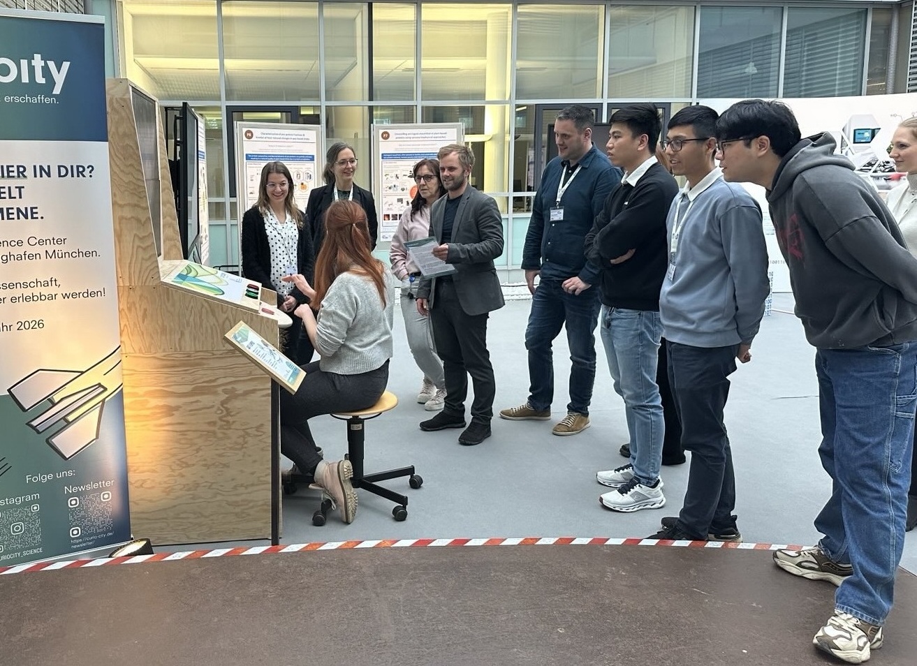 Eine Gruppe interessierter Menschen diskutiert den Duft-Flipper.