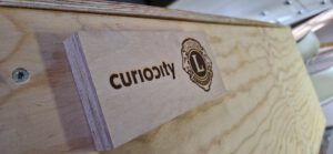 Mehr über den Artikel erfahren Löwenstark: Der Lions Club Freising spendet für ein neues Exponat