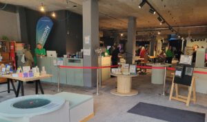 Der Eingangsbereich des curiocity Pop-up Science Center am Eröffnungstag im April 2026