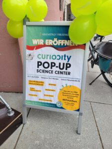 Aufsteller Eröffnungstag curiocity Pop-up Science Center im April 2026