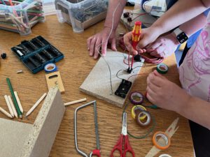 Mehr über den Artikel erfahren MINT Garage Freising: Hands-on Naturwissenschaft für Kinder