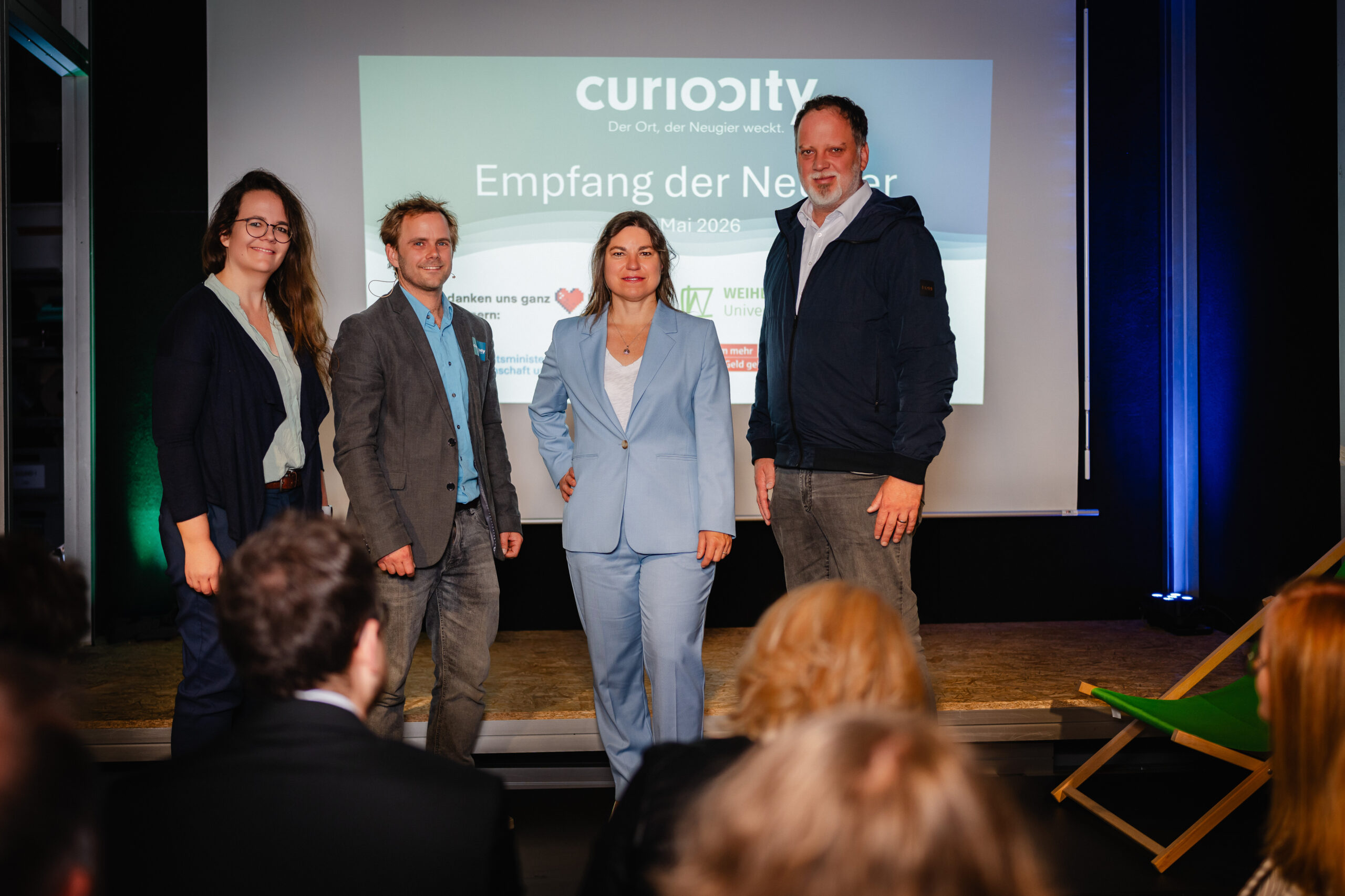 curiocity Gründer Annika Strömmer und Kim Ludwig-Petsch mit Freisings OB Monika Schwind und ihrem Vorgänger Tobias Eschenbacher