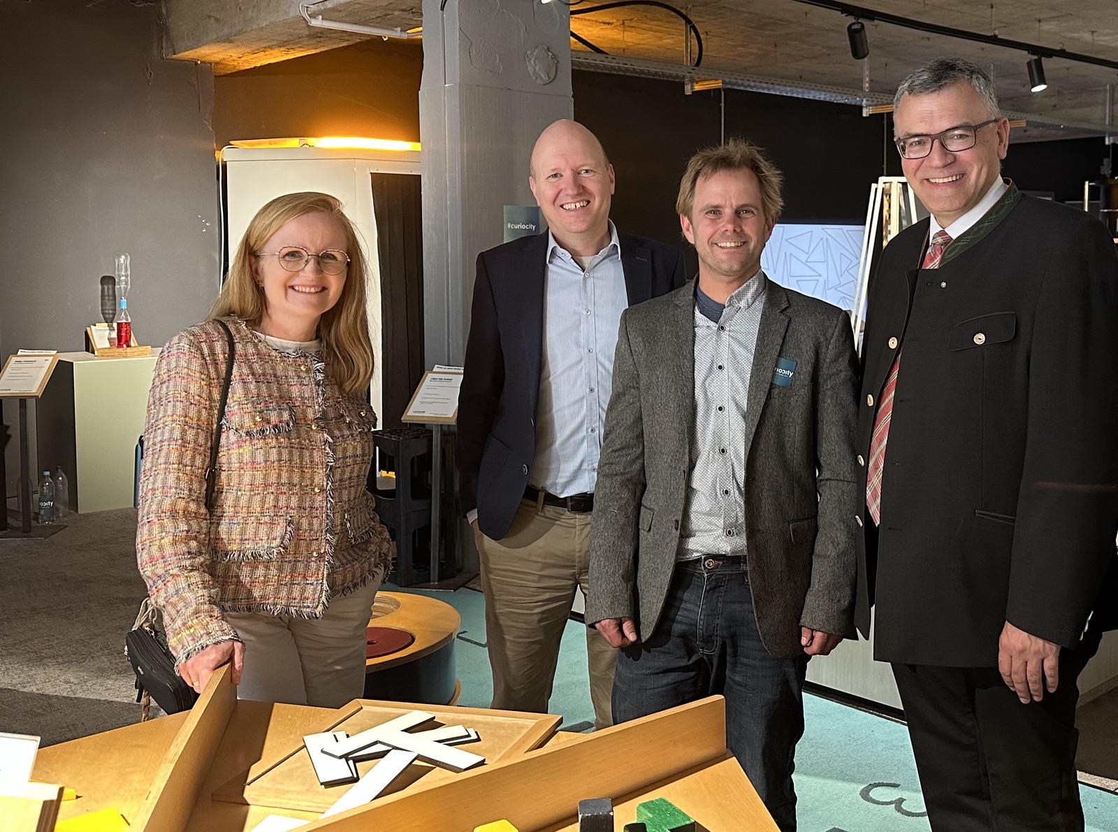 Gruppenbild curiocity Besuch von Staatsminister Florian Herrmann. v.l.: Tanja Knieler, Christoph Moning, Kim Ludwig-Petsch, Florian Herrmann